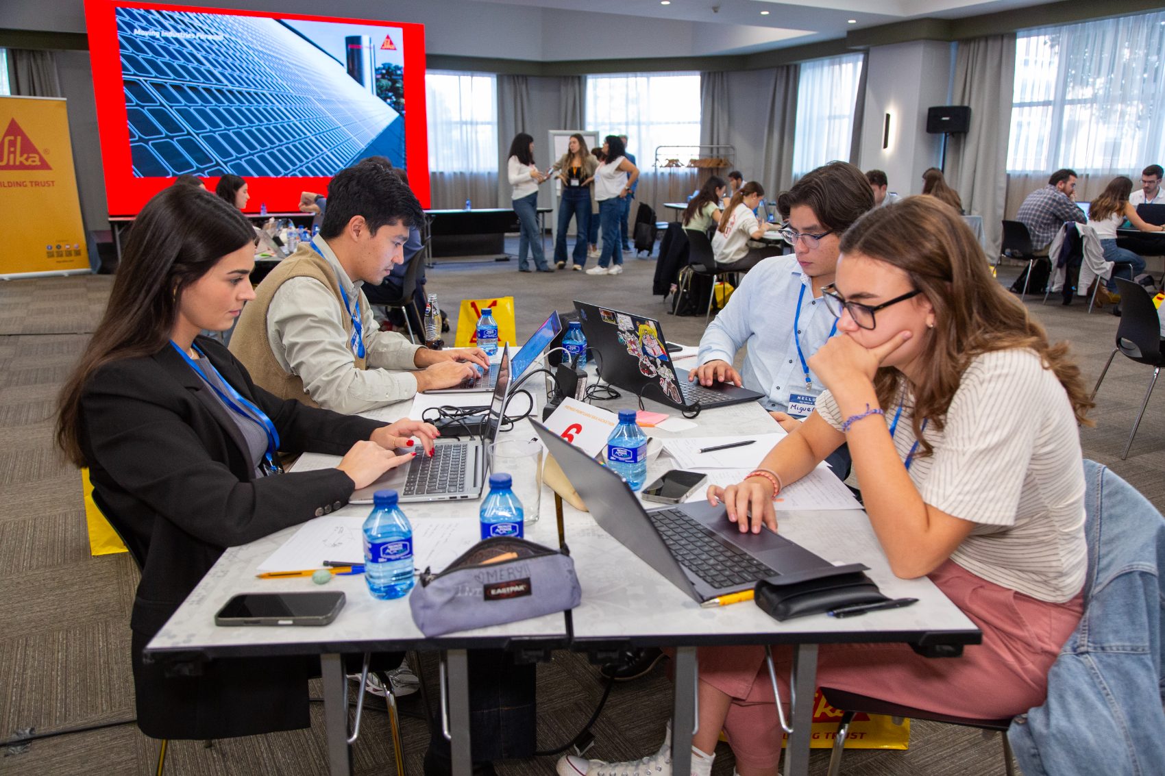 Equipo trabajando en el hackathon